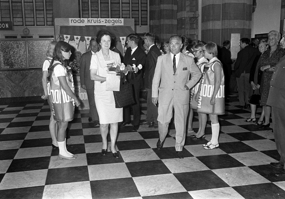 100-jarig bestaan Rode Kruis . Mevrouw A. Koets- van Oordt (rechts) koopt postze, Bestanddeelnr 920-5802