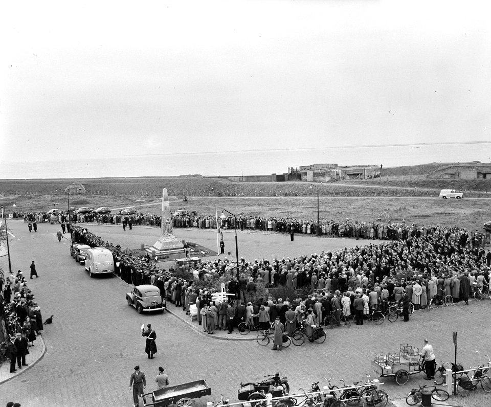 100 jaar KIM Den Helder , onthulling standbeeld Karel Doorman en opmars oudste r, Bestanddeelnr 906-7837