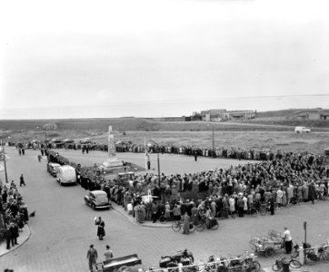 100 jaar KIM Den Helder , onthulling standbeeld Karel Doorman en opmars oudste r, Bestanddeelnr 906-7837