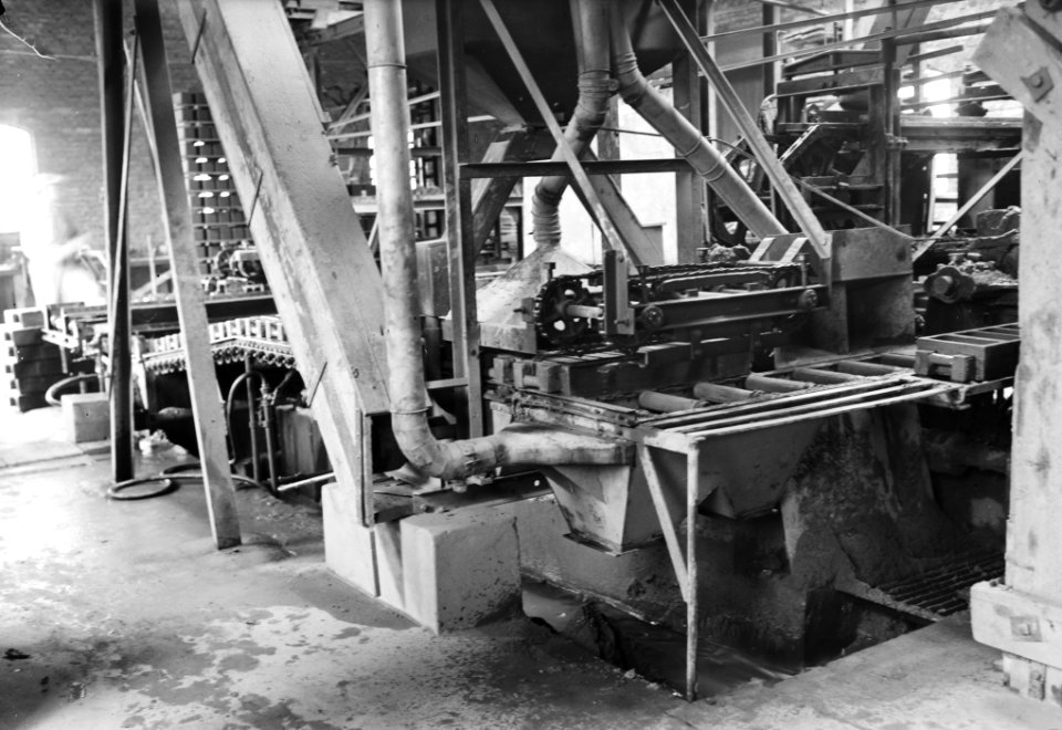 10x15 Stofafzuiging op automatische bezander in steenfabriek De Wolfswaard te , Bestanddeelnr 256-0777
