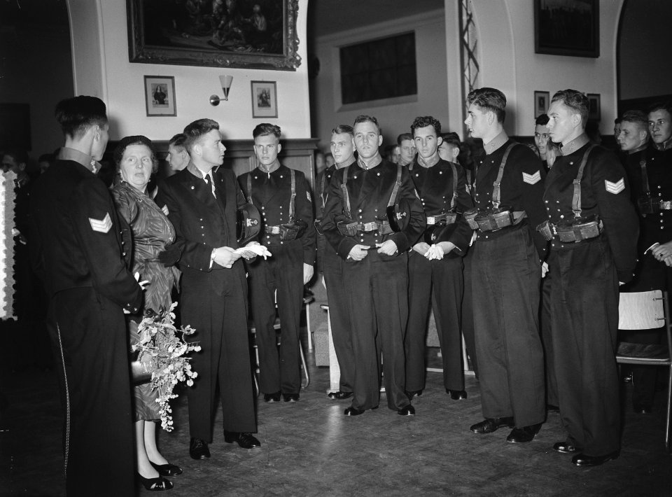 100 jaar KIM Den Helder bezoekdag koningin Juliana. Adelborsten, Bestanddeelnr 906-7904
