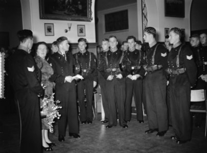 100 jaar KIM Den Helder bezoekdag koningin Juliana. Adelborsten, Bestanddeelnr 906-7904