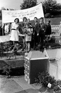 1000000e bezoekster in Madurodam, mevrouw Huber uit Kesteren, Bestanddeelnr 916-8159