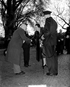 100 jaar KIM Den Helder bezoekdag koningin Juliana. De koningin wordt voorgestel, Bestanddeelnr 906-7885