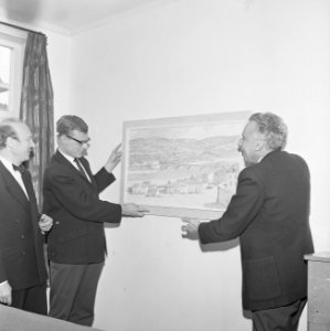 100000 ste Lid Openbaar Kunstbezit de heer Groenheide ontvangt schilderij van W, Bestanddeelnr 913-6203