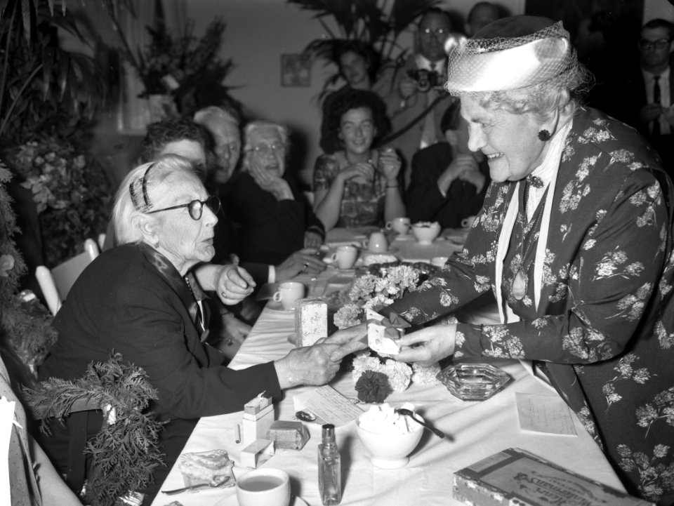 100-ste Verjaardag van mevrouw Smorenburg . Rika Hopper feliciteert de jarige, Bestanddeelnr 912-7969