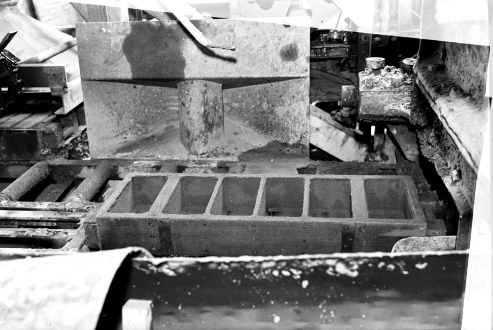 10x15 Stofafzuiging op automatische bezander in steenfabriek De Wolfswaard te , Bestanddeelnr 256-0779