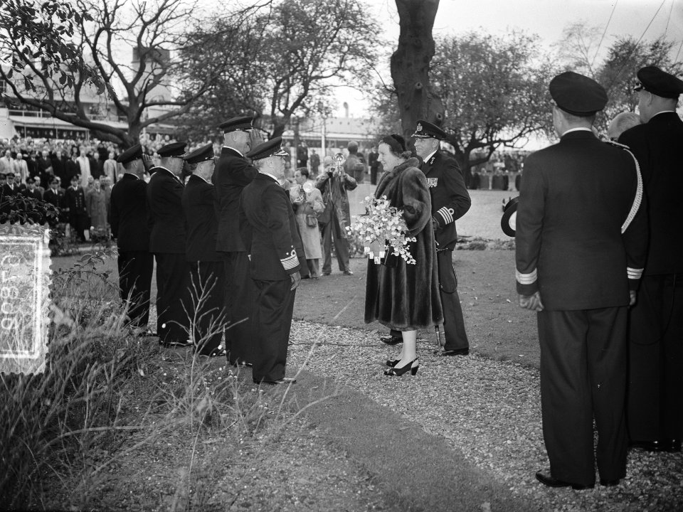 100 jaar KIM Den Helder bezoekdag koningin Juliana. De vorstin wordt voorgesteld, Bestanddeelnr 906-7899