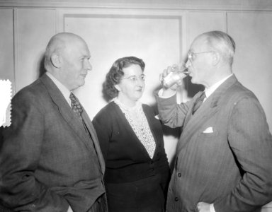 100 jaar duinwaterleiding directie Amsterdam, Ir. C. Biemond drinkt een glas, Bestanddeelnr 906-1602