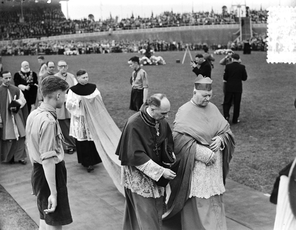 100 jaar Kromstaf. Stadion De Galgewaard. Aankomst kardinaal-legaat, Bestanddeelnr 905-7304