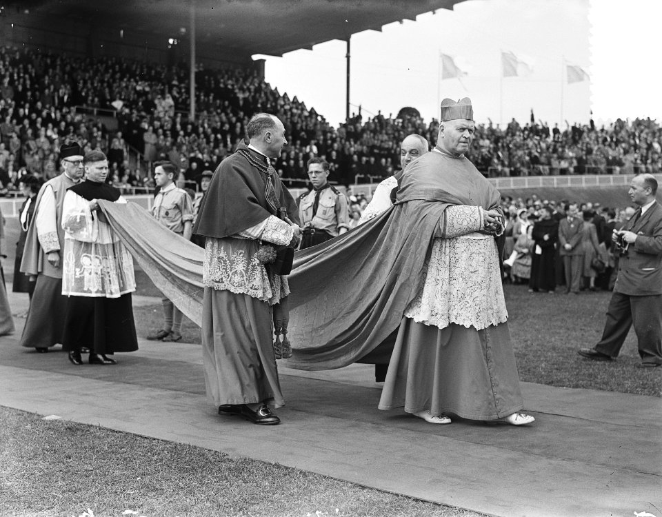 100 jaar Kromstaf. Stadion De Galgewaard. Aankomst kardinaal-legaat, Bestanddeelnr 905-7303