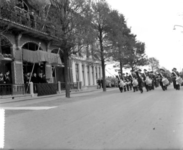 100 jaar KIM Den Helder bezoekdag koningin Juliana. Defile, Bestanddeelnr 906-7881