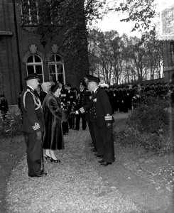 100 jaar KIM Den Helder bezoekdag koningin Juliana. De vorstin wordt voorgesteld, Bestanddeelnr 906-7886