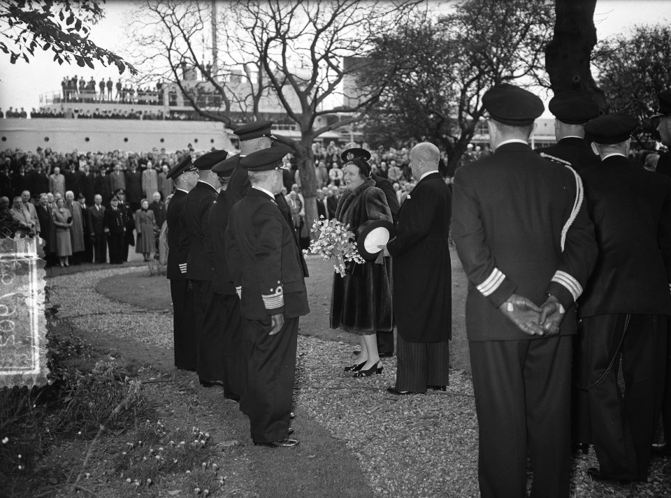 100 jaar KIM Den Helder bezoekdag koningin Juliana. De vorstin wordt voorgesteld, Bestanddeelnr 906-7902