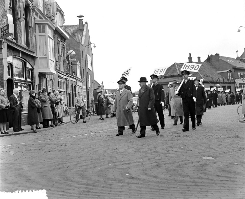 100 jaar KIM Den Helder , onthulling standbeeld Karel Doorman en opmars oudste r, Bestanddeelnr 906-7831