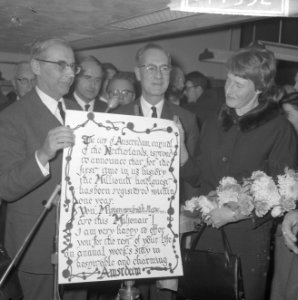 1000000ste tourist in de hoofdstad, echtpaar Maw uit Engeland, burgemeester Va, Bestanddeelnr 917-1952