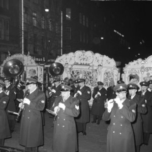 1000000ste tourist in de hoofdstad, echtpaar Maw uit Engeland, politiekapel me, Bestanddeelnr 917-1958