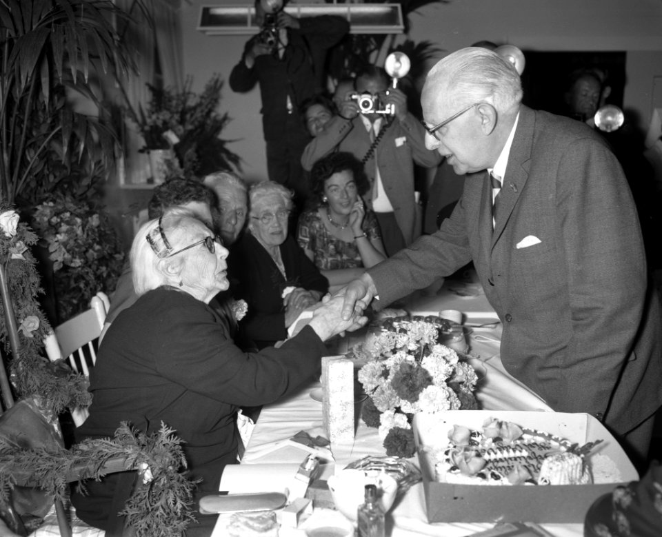100-ste Verjaardag van mevrouw Smorenburg . Wethouder Steinmetz feliciteert de j, Bestanddeelnr 912-7970