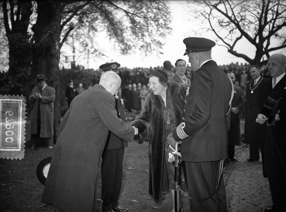 100 jaar KIM Den Helder bezoekdag koningin Juliana. De vorstin wordt voorgesteld, Bestanddeelnr 906-7900