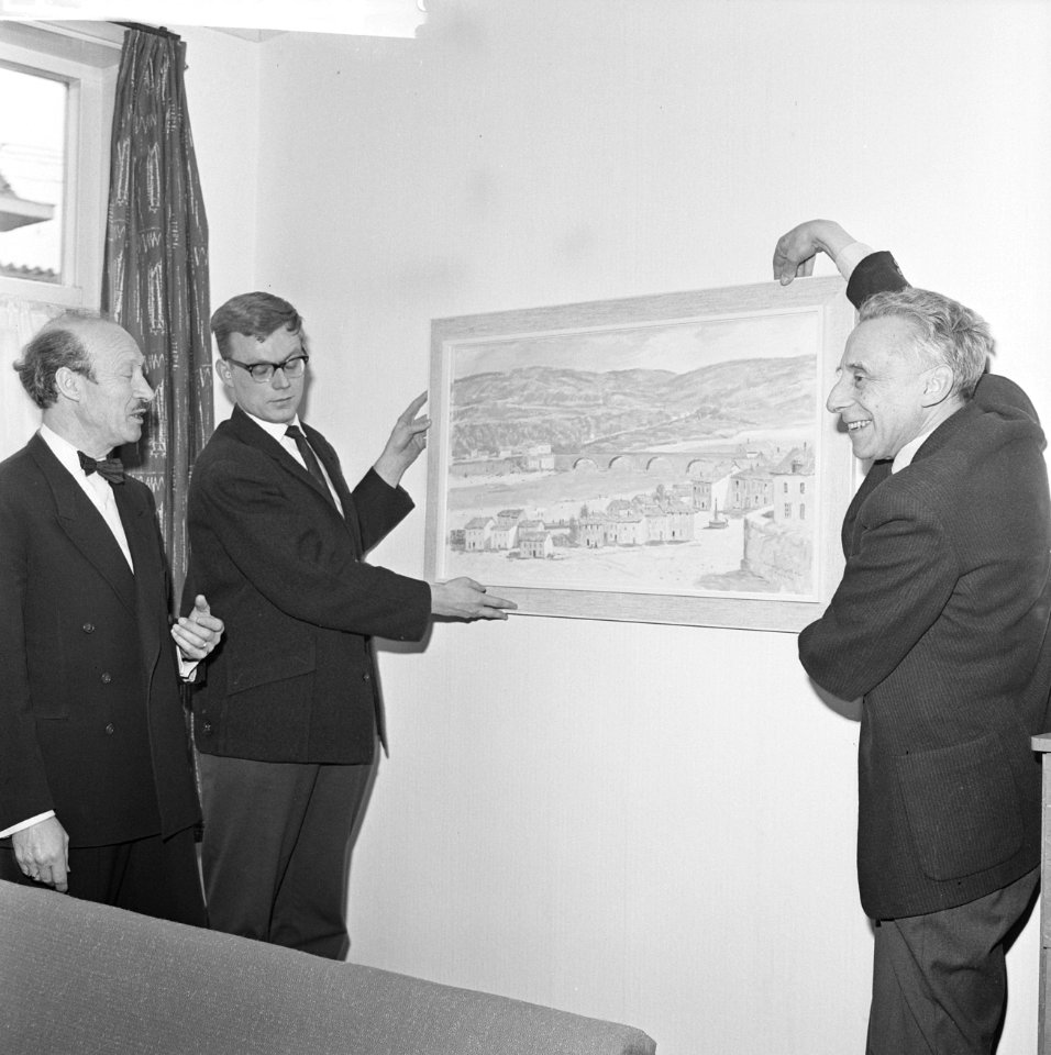 100000 ste Lid Openbaar Kunstbezit de heer Groenheide ontvangt schilderij van W, Bestanddeelnr 913-6202