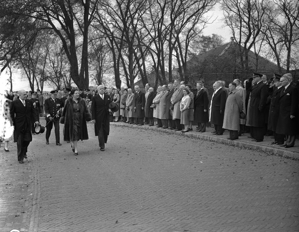 100 jaar KIM Den Helder bezoekdag koningin Juliana. Rondgang in gezelschap van m, Bestanddeelnr 906-7895