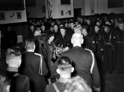 100 jaar KIM Den Helder bezoekdag koningin Juliana. Adelborsten, Bestanddeelnr 906-7906