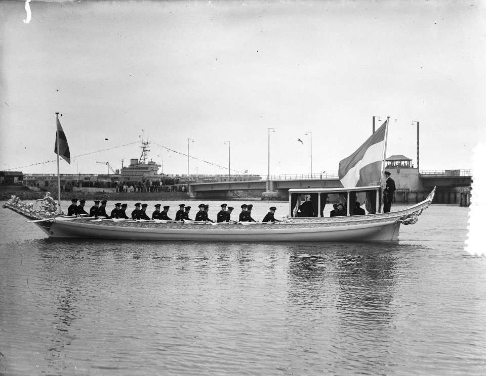 100 jaar KIM Den Helder bezoekdag koningin Juliana. De koningssloep, Bestanddeelnr 906-7887