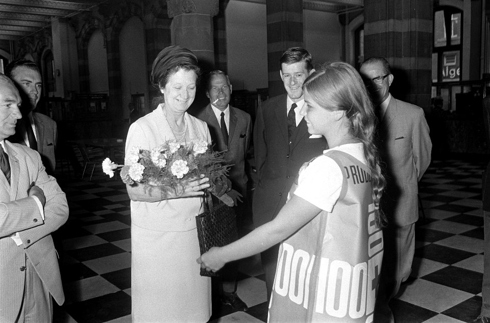 100-jarig bestaan Rode Kruis . Mevrouw A. Koets- van Oordt (rechts) koopt postze, Bestanddeelnr 920-5801