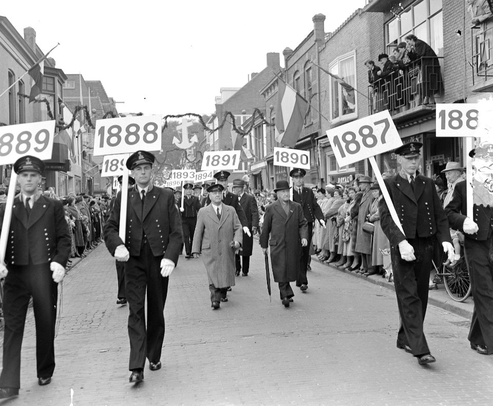 100 jaar KIM Den Helder , onthulling standbeeld Karel Doorman en opmars oudste r, Bestanddeelnr 934-5606