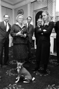 100000e lid Vereniging tot Bescherming van dieren, mejuffrouw Van de Wiel (r) b, Bestanddeelnr 929-4316