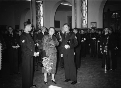 100 jaar KIM Den Helder bezoekdag koningin Juliana. Adelborsten, Bestanddeelnr 906-7905