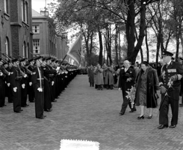 100 jaar KIM Den Helder bezoekdag Koningin Juliana. Aankomst bij het instituut i, Bestanddeelnr 906-7880