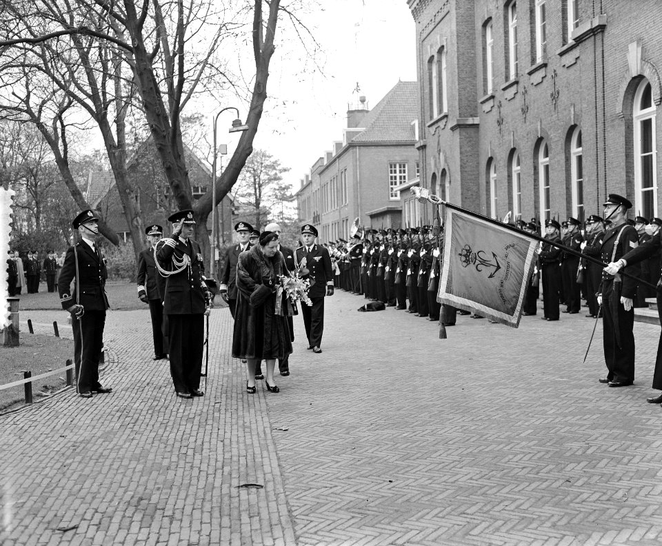 100 jaar KIM Den Helder bezoekdag koningin Juliana. De vorstin groet het vaandel, Bestanddeelnr 906-7883