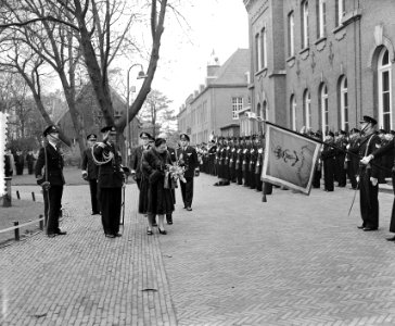 100 jaar KIM Den Helder bezoekdag koningin Juliana. De vorstin groet het vaandel, Bestanddeelnr 906-7883