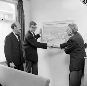 100000 ste Lid Openbaar Kunstbezit de heer Groenheide ontvangt schilderij van W, Bestanddeelnr 913-6201