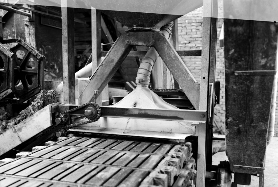 10x15 Stofafzuiging op automatische bezander in steenfabriek De Wolfswaard te , Bestanddeelnr 256-0776