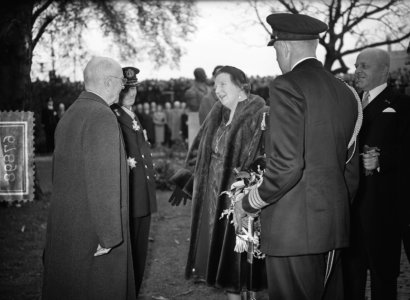100 jaar KIM Den Helder bezoekdag koningin Juliana. De vorstin in gesprek met he, Bestanddeelnr 906-7898 photo