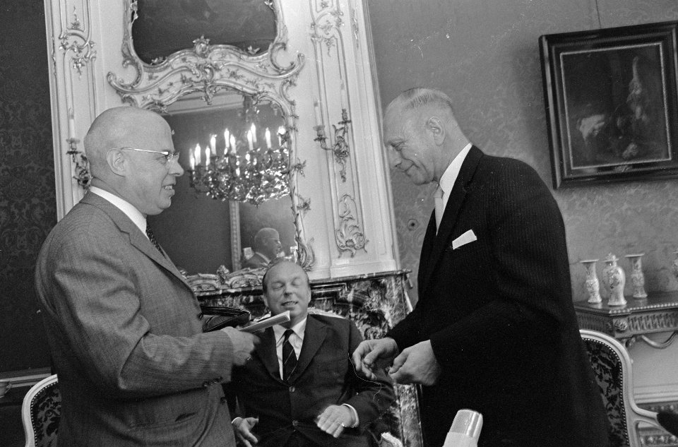 100-jarig bestaan Rode Kruis . Professor L. J. R. Beel koopt eerst zegels van A., Bestanddeelnr 920-5799