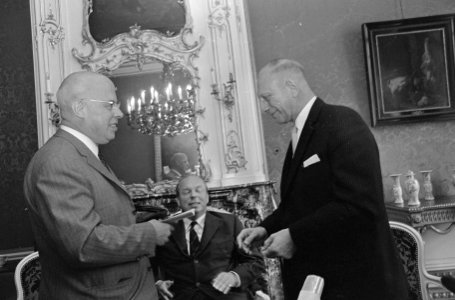 100-jarig bestaan Rode Kruis . Professor L. J. R. Beel koopt eerst zegels van A., Bestanddeelnr 920-5799