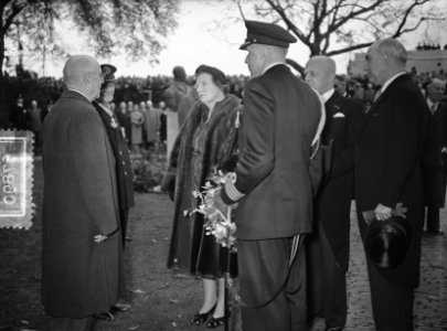 100 jaar KIM Den Helder bezoekdag koningin Juliana. De vorstin in gesprek met he, Bestanddeelnr 906-7890