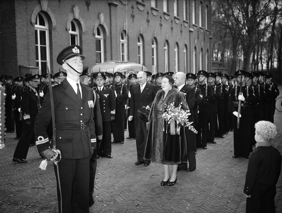 100 jaar KIM Den Helder bezoekdag koningin Juliana. Inspectie van de erewacht in, Bestanddeelnr 906-7896