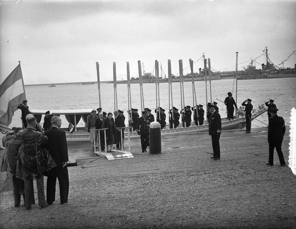 100 jaar KIM Den Helder bezoekdag koningin Juliana. De koningssloep, Bestanddeelnr 906-7903