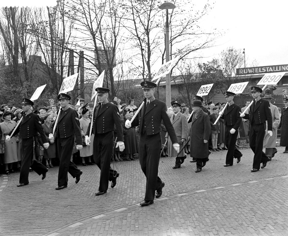 100 jaar KIM Den Helder , onthulling standbeeld Karel Doorman en opmars oudste r, Bestanddeelnr 906-7835
