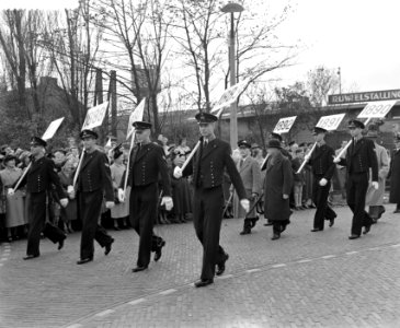 100 jaar KIM Den Helder , onthulling standbeeld Karel Doorman en opmars oudste r, Bestanddeelnr 906-7835