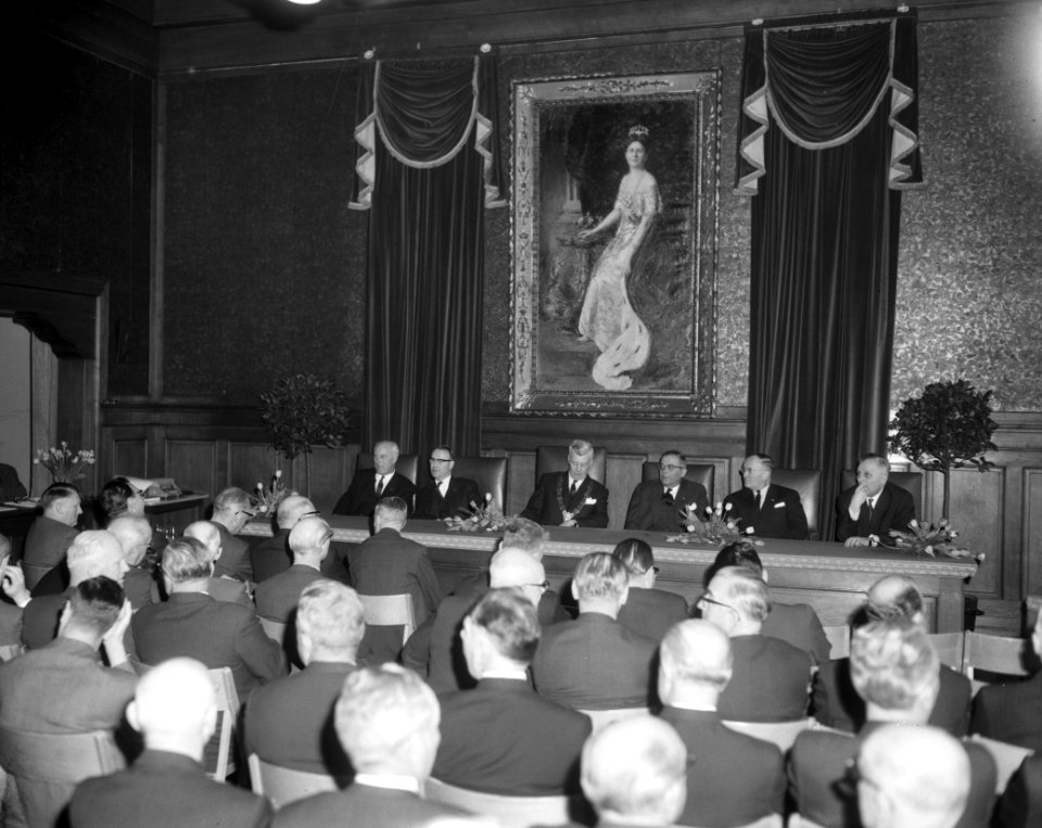 100 jaar Noordzeekanaal, herdenking in raadhuis van Velsen links burgemeester va, Bestanddeelnr 917-5129