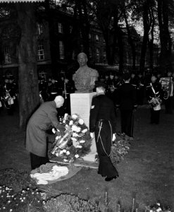 100 jaar KIM Den Helder , onthulling standbeeld Karel Doorman en opmars oudste r, Bestanddeelnr 906-7832