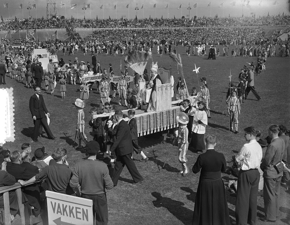 100 jaar Kromstaf. Stadion De Galgewaard. Optocht. Kinderpaus met Zwitserse gard, Bestanddeelnr 905-7297