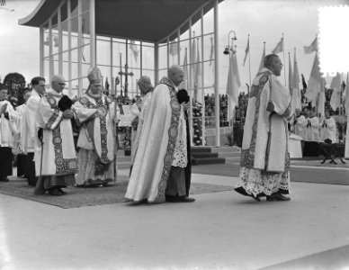 100 jaar Kromstaf. Stadion De Galgewaard. Heilige mis onder leiding van kardina�, Bestanddeelnr 905-7302