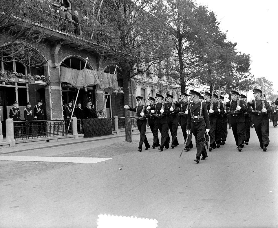 100 jaar KIM Den Helder bezoekdag koningin Juliana. Defile, Bestanddeelnr 906-7882