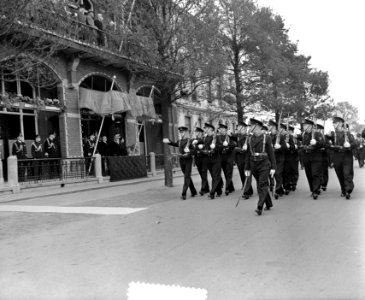 100 jaar KIM Den Helder bezoekdag koningin Juliana. Defile, Bestanddeelnr 906-7882